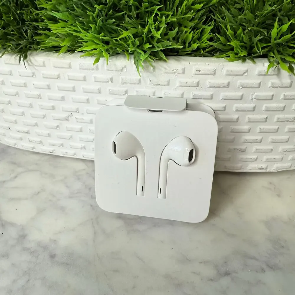 NEW Apple Iphone Earpods with Lightning Cable